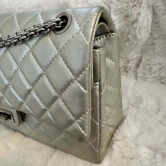 Chanel 2.55 Reissue 226 Silver Flap Bag - Picture 3 of 15